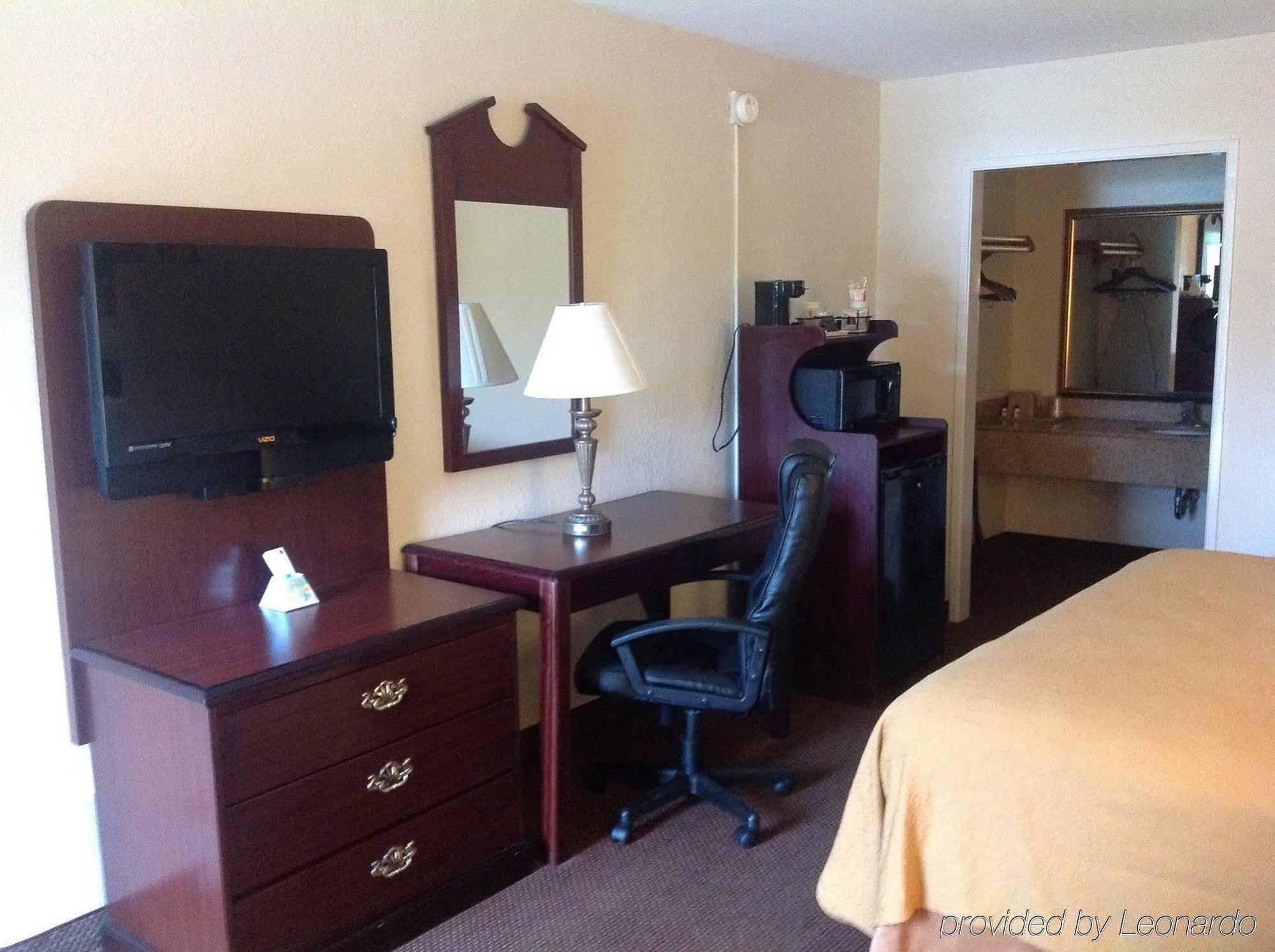 Red Roof Inn Tallahassee East Room photo